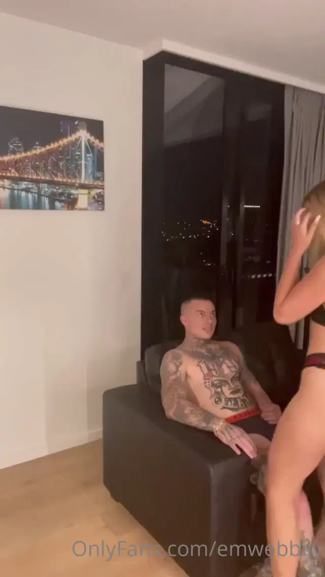 Emwebbily Onlyfans 25-Feb-2025 doggy style fucks herself in the vagina