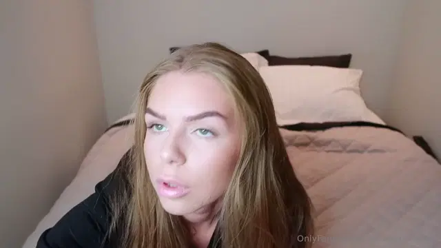 Bellabluebunny Onlyfans 25-Feb-2025 caresses herself under panties