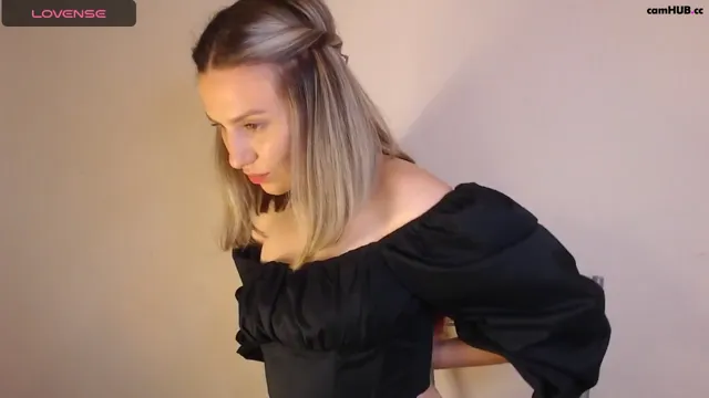 Esmeraldiyaa Chaturbate March-23-2025 raised her legs and caresses herself between her legs
