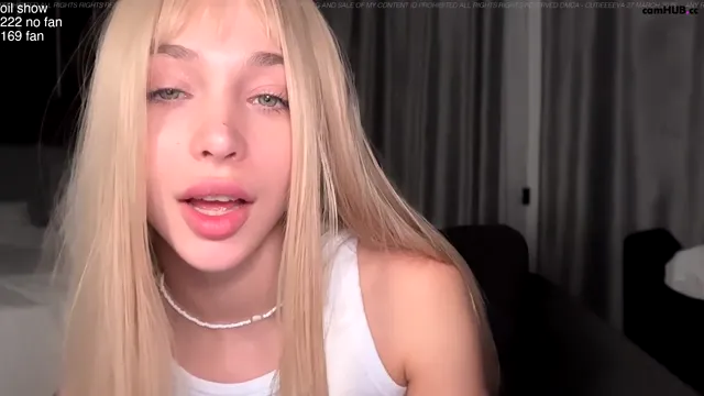 Cutieeeeva Chaturbate April-01-2025 stands in doggy style in front of the camera