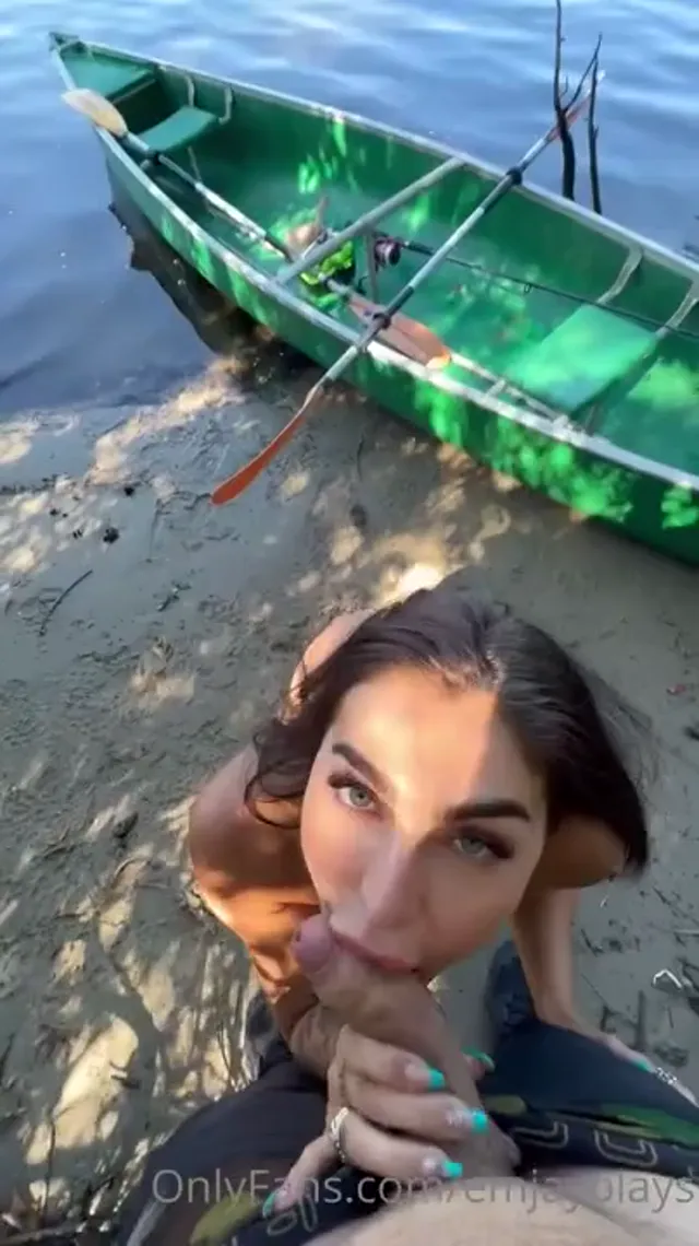 Emily Rinaudo – emjayplays – Public Blowjob with Facial