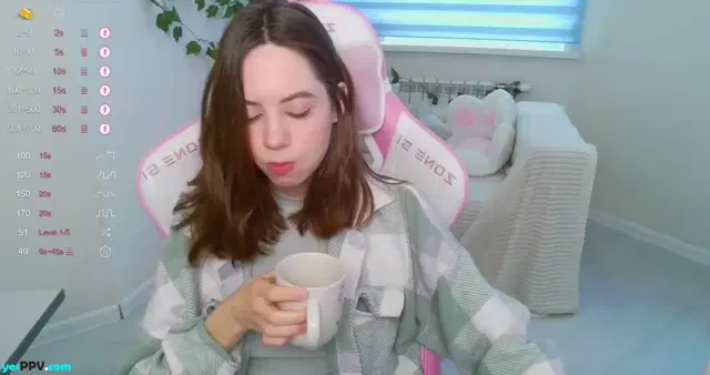 Allie_hazie chaturbate 18-May-2025 gently fucks herself in front of camera