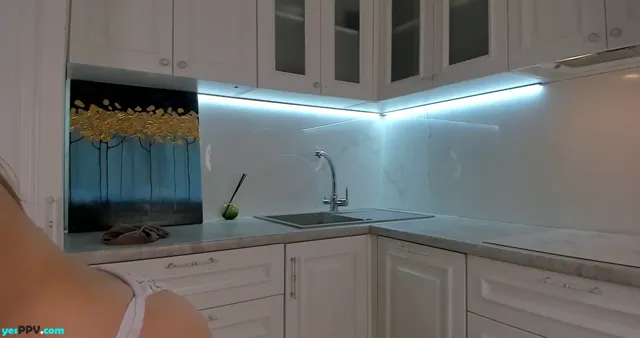 Ooxygenlow chaturbate 18-May-2025 pose in the kitchen
