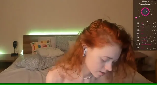 Olivia_garden chaturbate 20-May-2025 redhead girl caresses herself between her legs