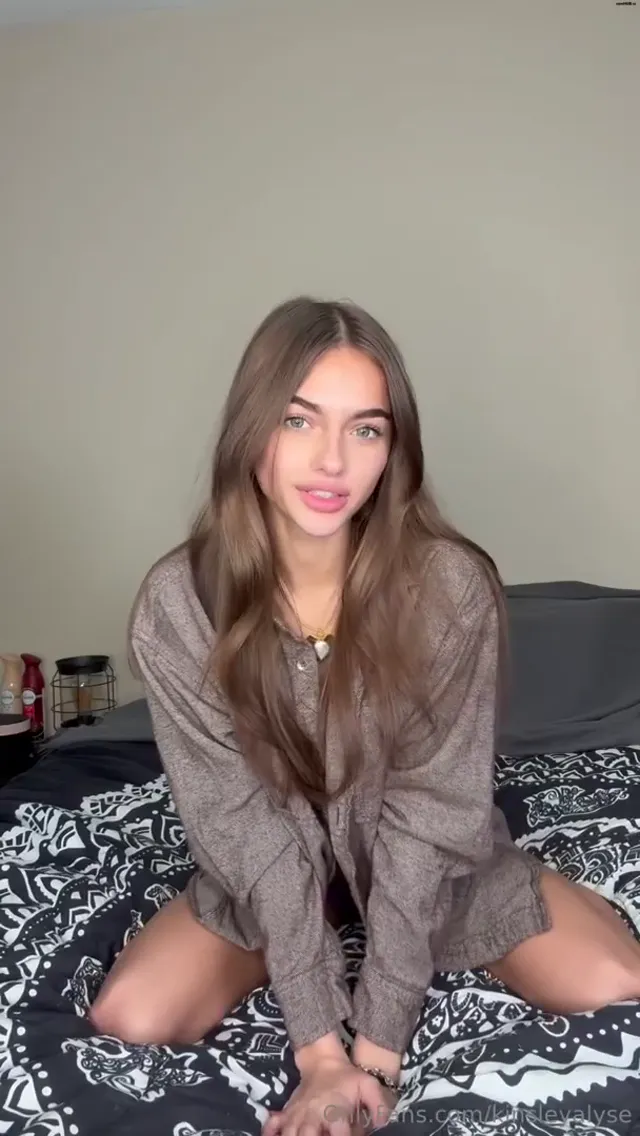 Watch Kinsley Wyatt Kinsleywyatt1 Fingering Herself
