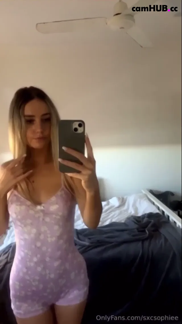 Sophs01 aka sxcsophiee naked & pussy play
