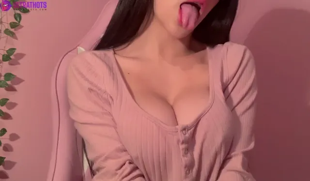 Lilulunatica Playing With Tits On Cam