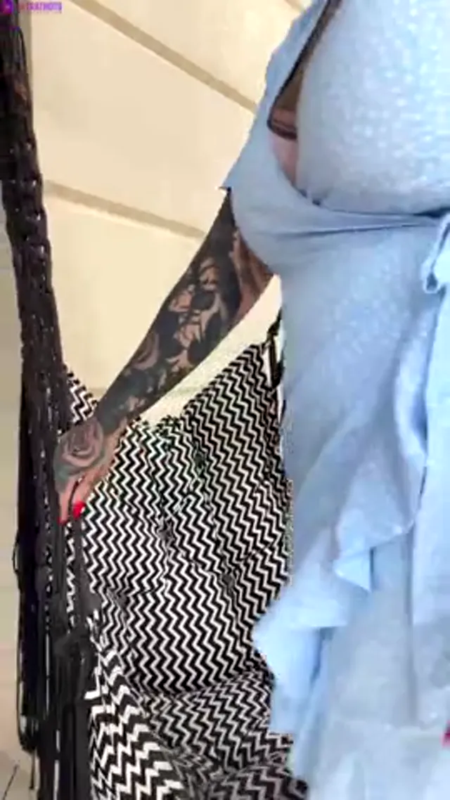 Donna Wildcard Outdoor Tits Flashing