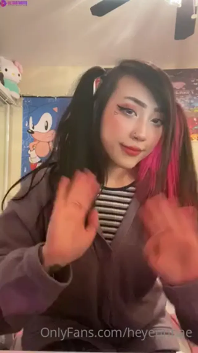 Heyeunhae Strips On Cam