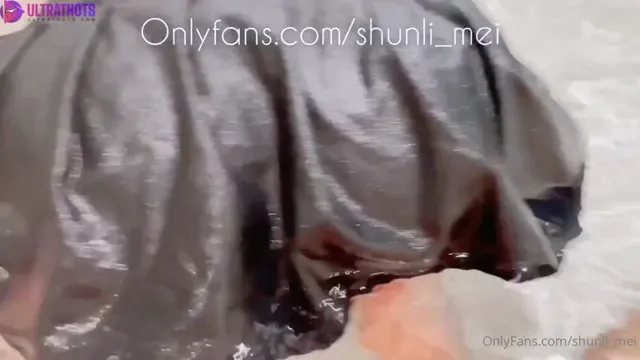 Shunli Mei Upskirt Fingering In The Water POV