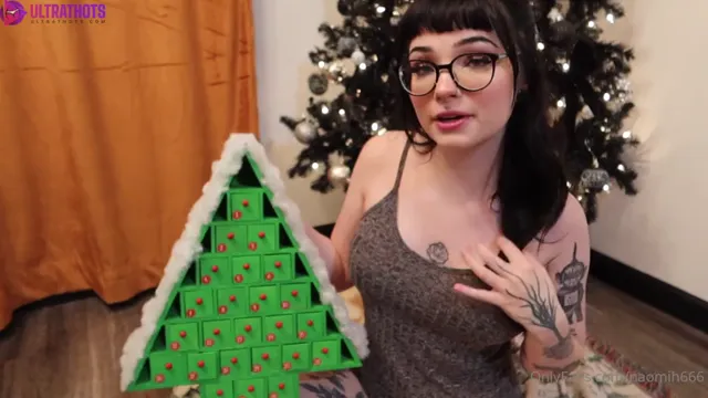 Naomih666 Masturbates Under The Christmas Tree