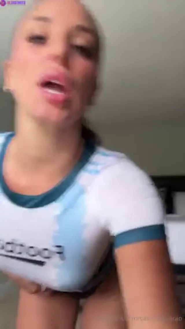 Camilla Araujo Stripeasing And Pussy Rubbing