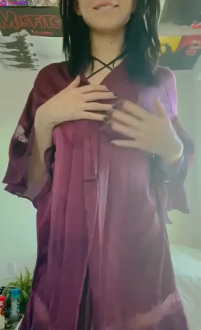 Noemiexlili Gets Naked And Fucks Tight Pussy