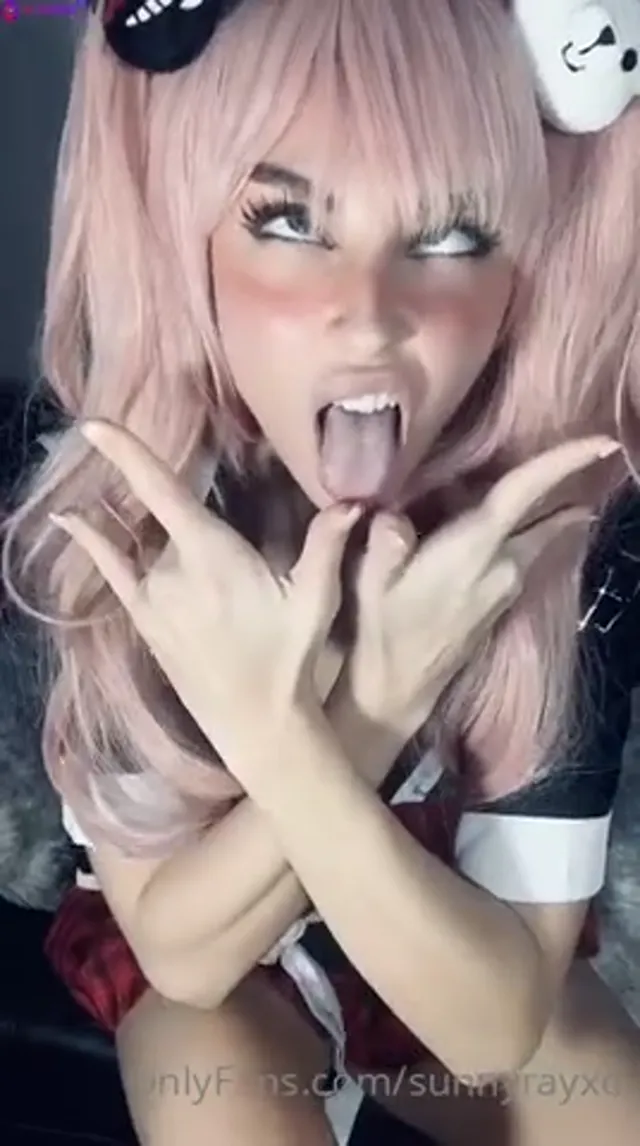 Sunny Ray Masturbating And Fingering Ass in Cosplay