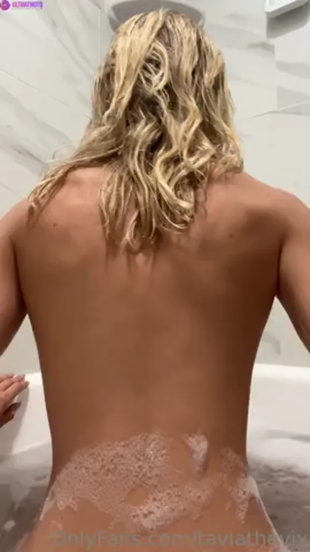 TaviaTheVix In The Hot Tub