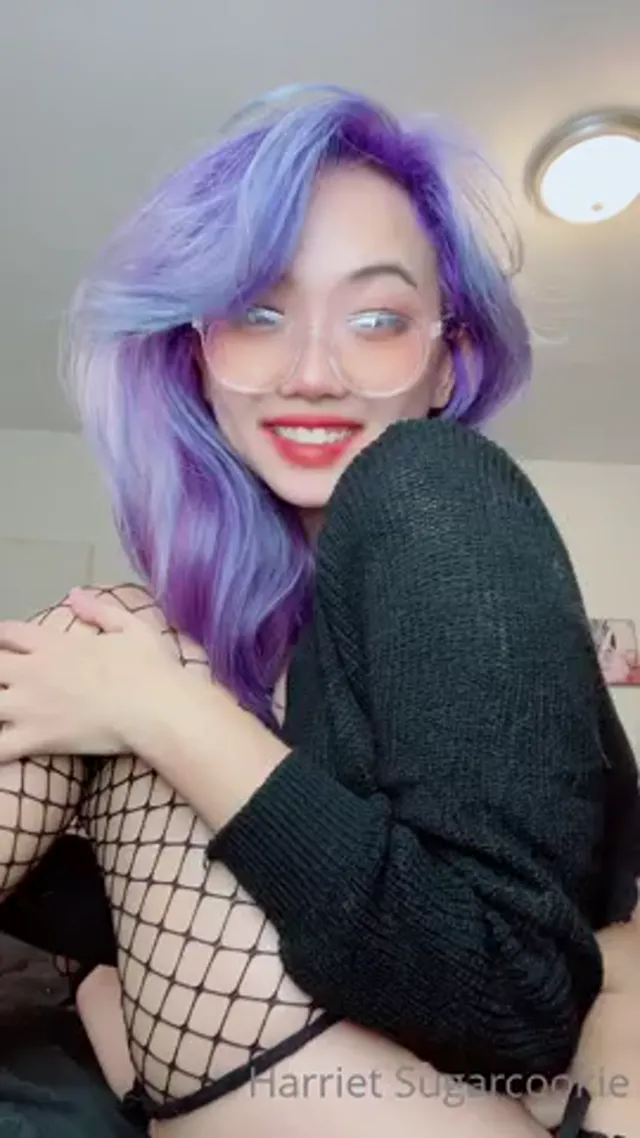 Harriet Sugarcookie Masturbates In Fishnet
