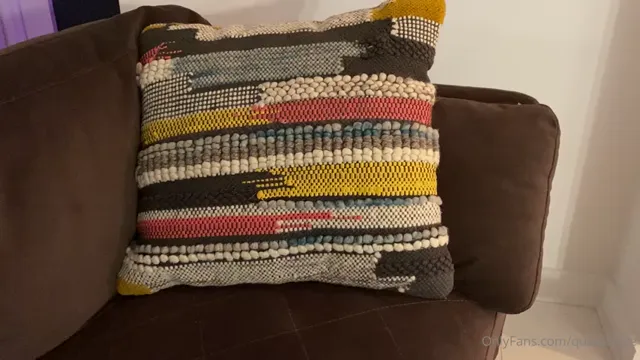 QuinnFinite Flashing Tits On The Couch