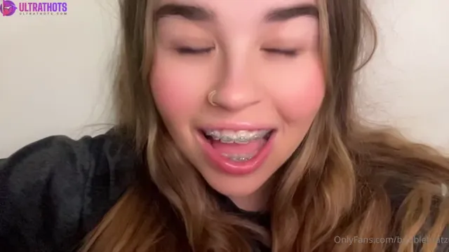 Maddiebubz – Wet Pussy Close Up Dildo Fucking