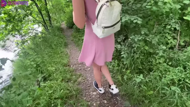 Cumshot on a Naughty College Girl’s Pussy Lips Outdoors