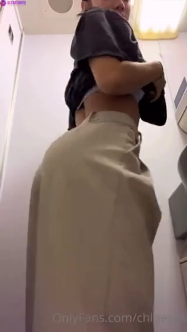 Chloepriv Undressing And Fucks Pussy with Toys