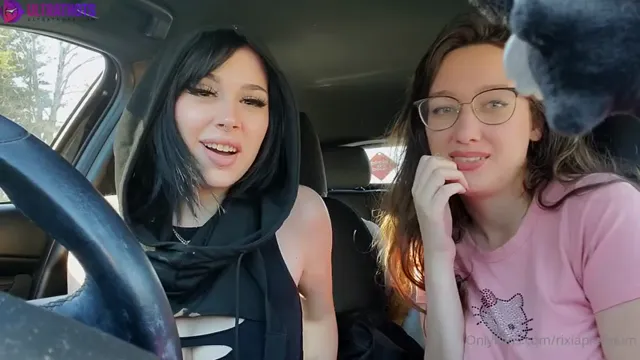 Rixiapremium Masturbating Pussy in car with Friend