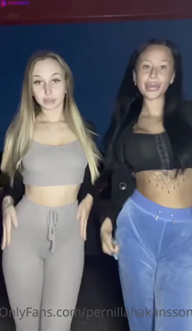 Nathalie Isberg och pernilla strip in public