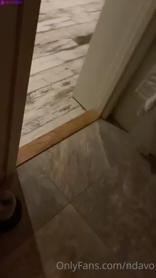 Ndavo ligger naken på golvet och går balls deep med snubbe