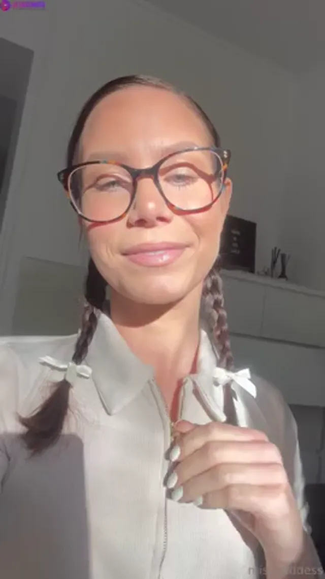 Swedish onlyfans milf missg0ddess showing her tits