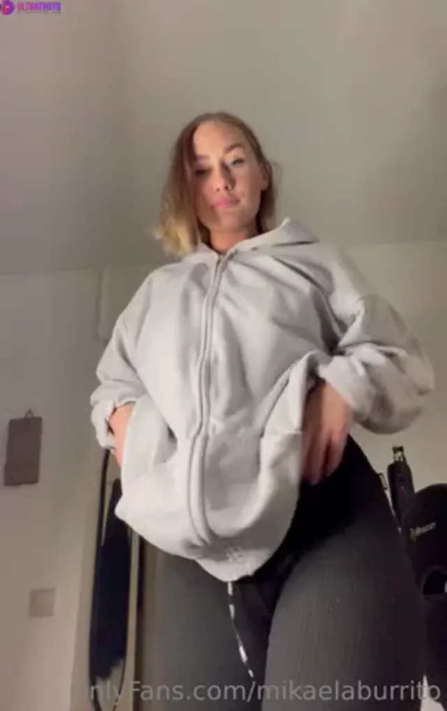 Mikaelaburrito striptease showing her sexy body