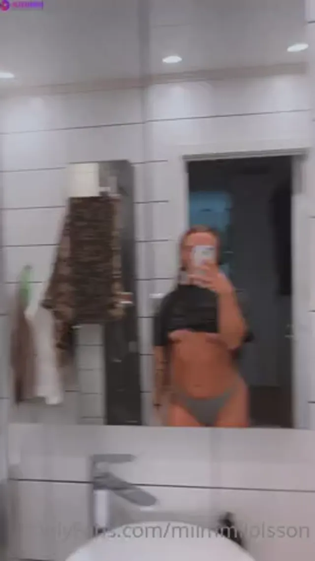 Miimmiiolsson showing off her big legs in the mirror
