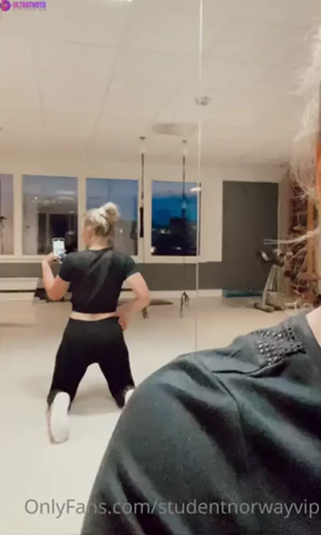 Studentnorway teasing her ass after gym