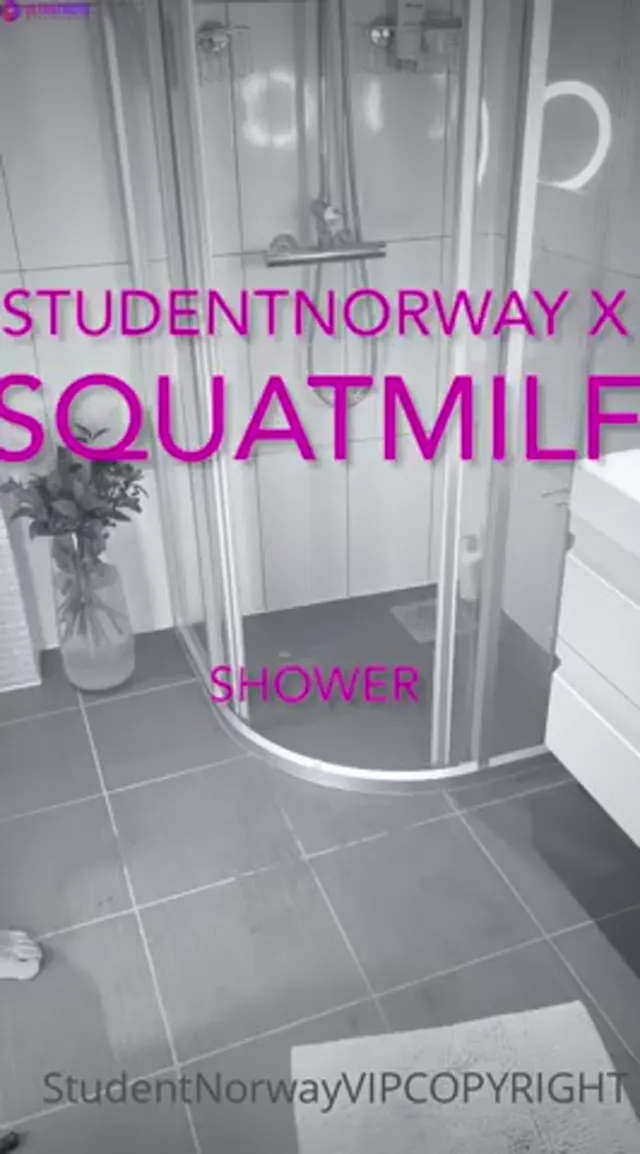 Studentnorway shower with her friend