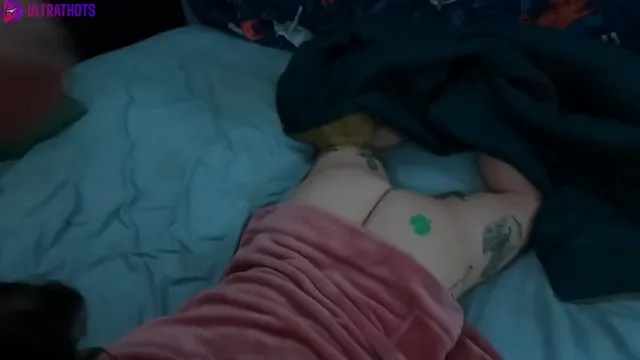 Big-Ass Amateur’s Blowjob in Pink Hoodie