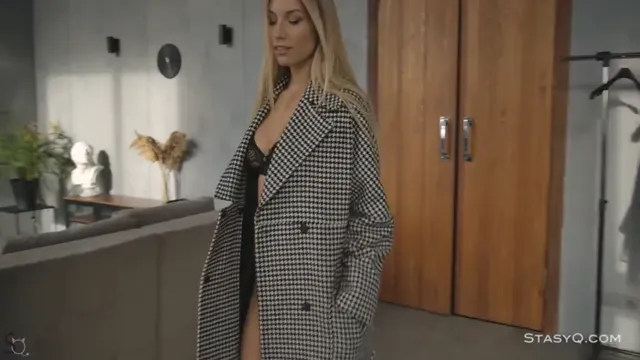 Blonde Babe Killer Katrin Strips