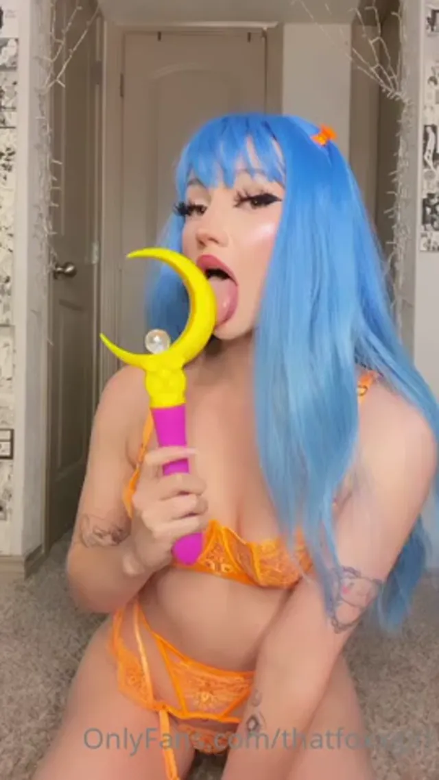 Lena Kitsune Fucks Pussy With Cosplay Toy