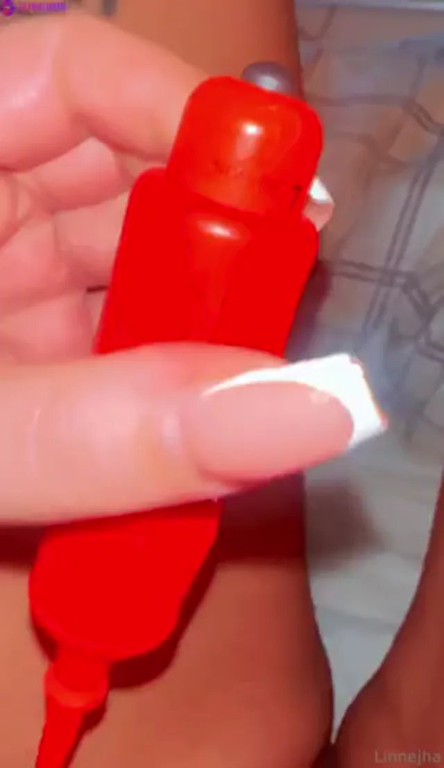 Linn3jh4 using favorit toy