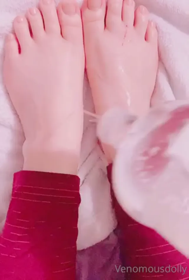 Venomous Dolly Footjob With Dildo
