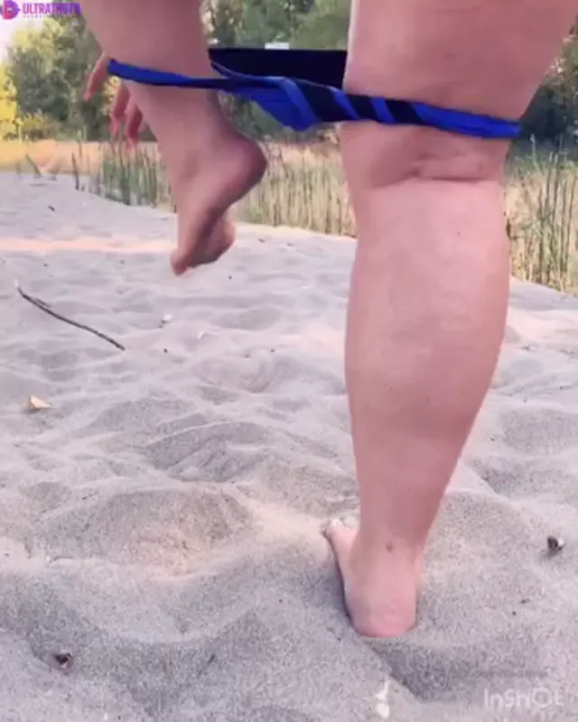 Sammyy02k Gets Topless On The Beach