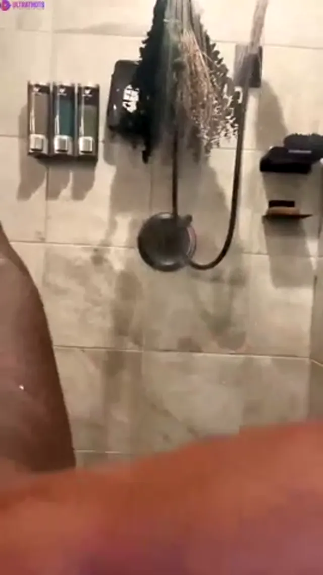 Elle Black In The Shower