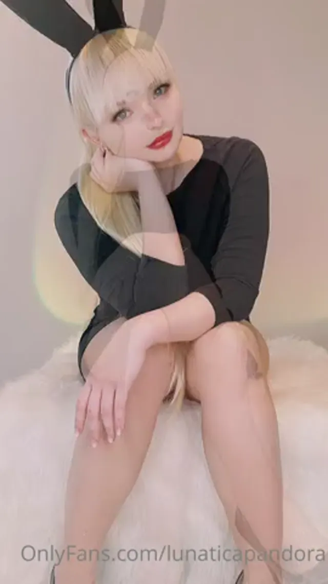 Lunatica Pandora Seducing With Pussy