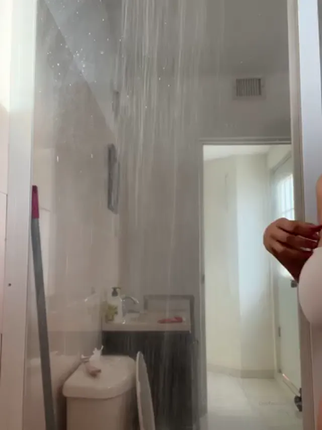 Gigardez In The Shower With Clothes