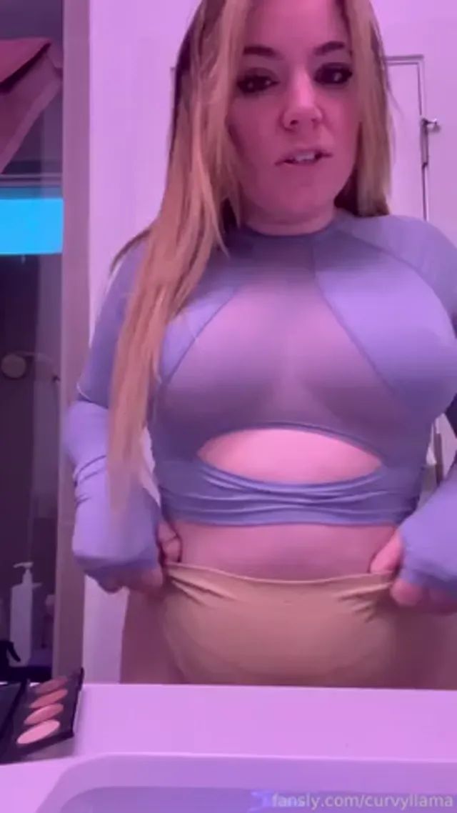 Streamer Curvyllama Being a Total Slut