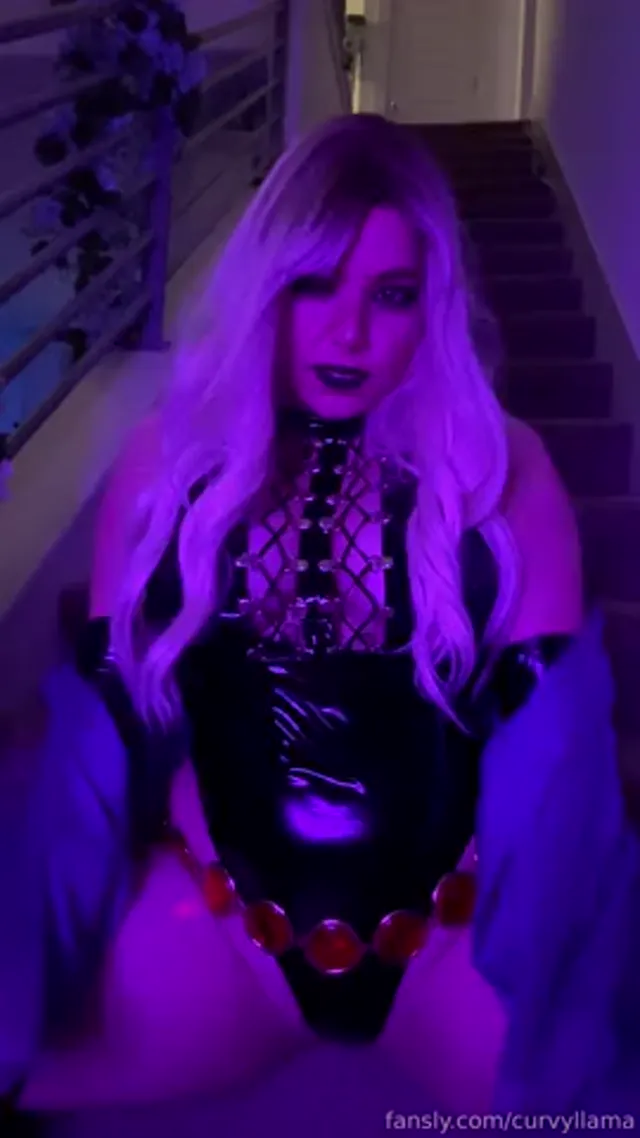 Streamer Curvyllama Showing Big Tits & Ass