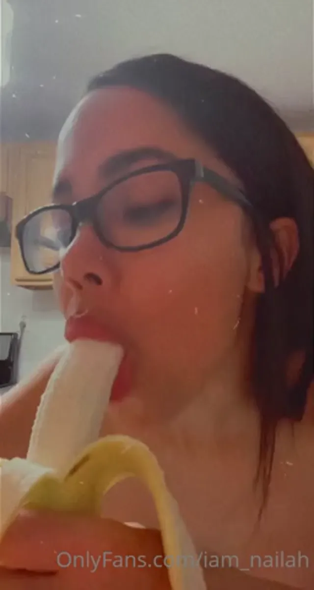 Nailah Rossi Sensual Banana Eating