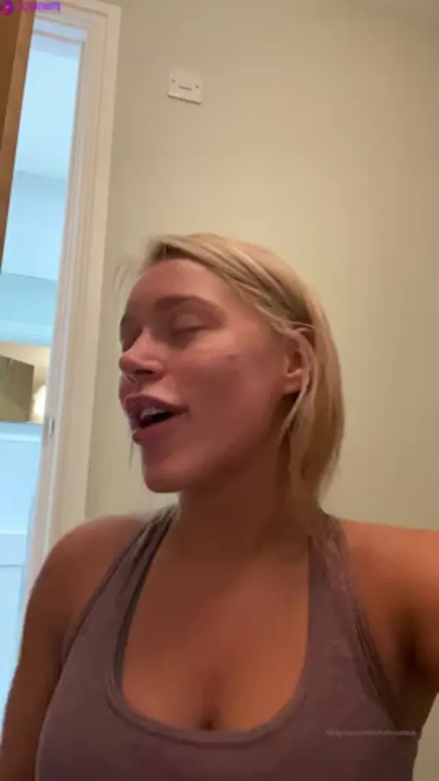 Elle Brooke Solo Pussy And Anal Fucking with Toys