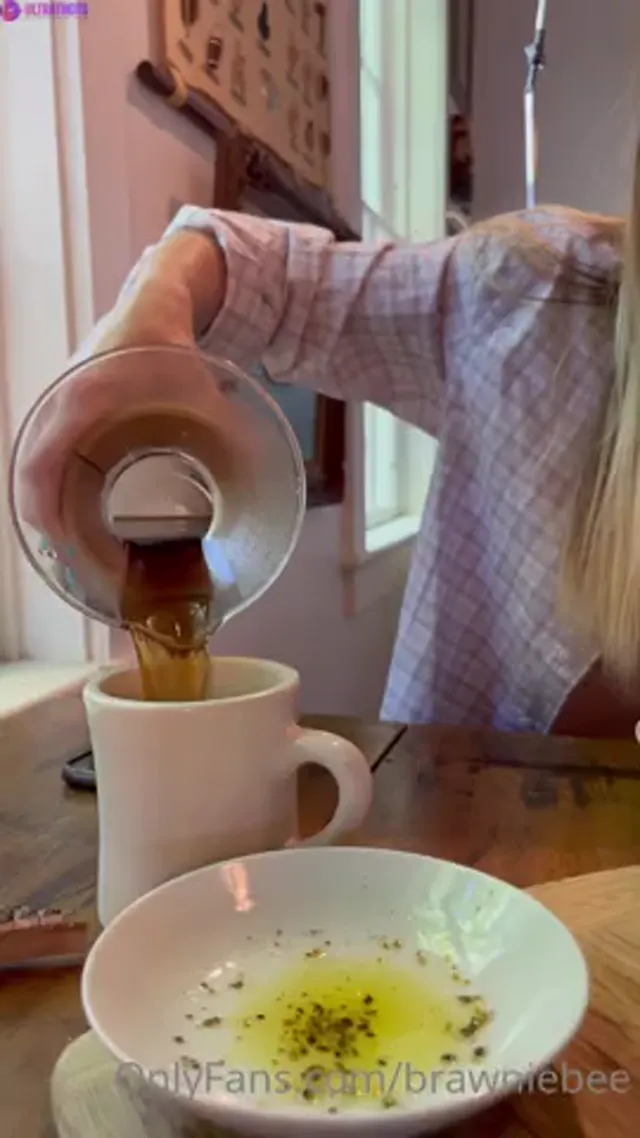 Kinky Texting With Petite Brawniebee