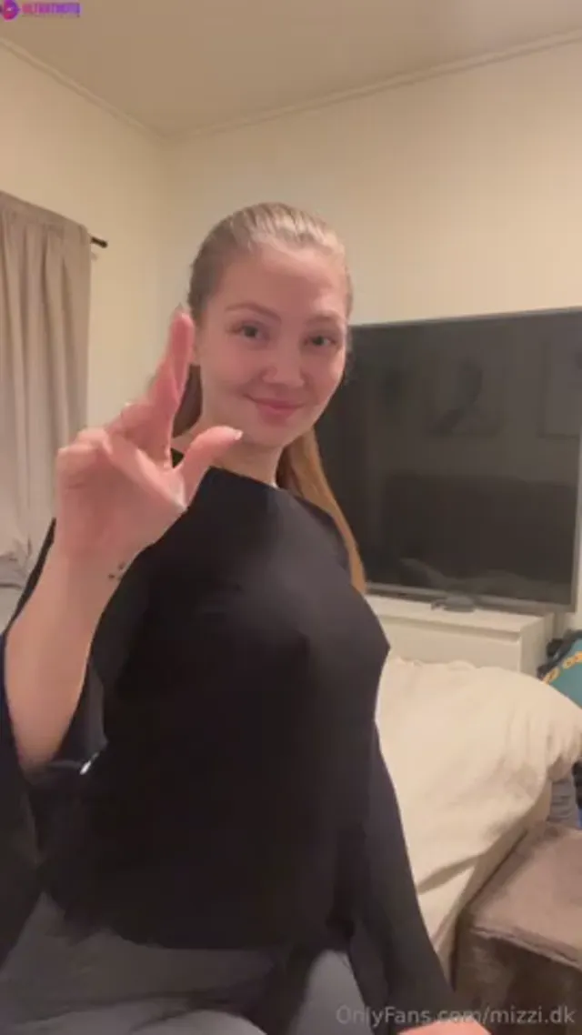 Mizzi.dk playing with tits