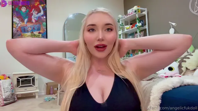 Angelicfukdoll show her big tits and rubs her clit