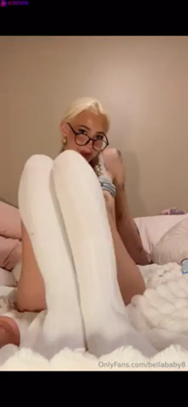 Bellababy8 playing with dildo