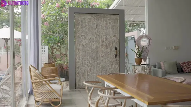 Putri Cinta playing with her self